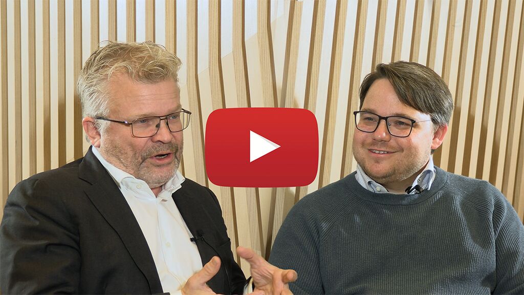 Stillbilde/bildekollasj fra videoen hvor Mads Gravås og Morten Stemre snakker om kompetanse for grønn omstilling. Over bildet er det et avspillingsikon.